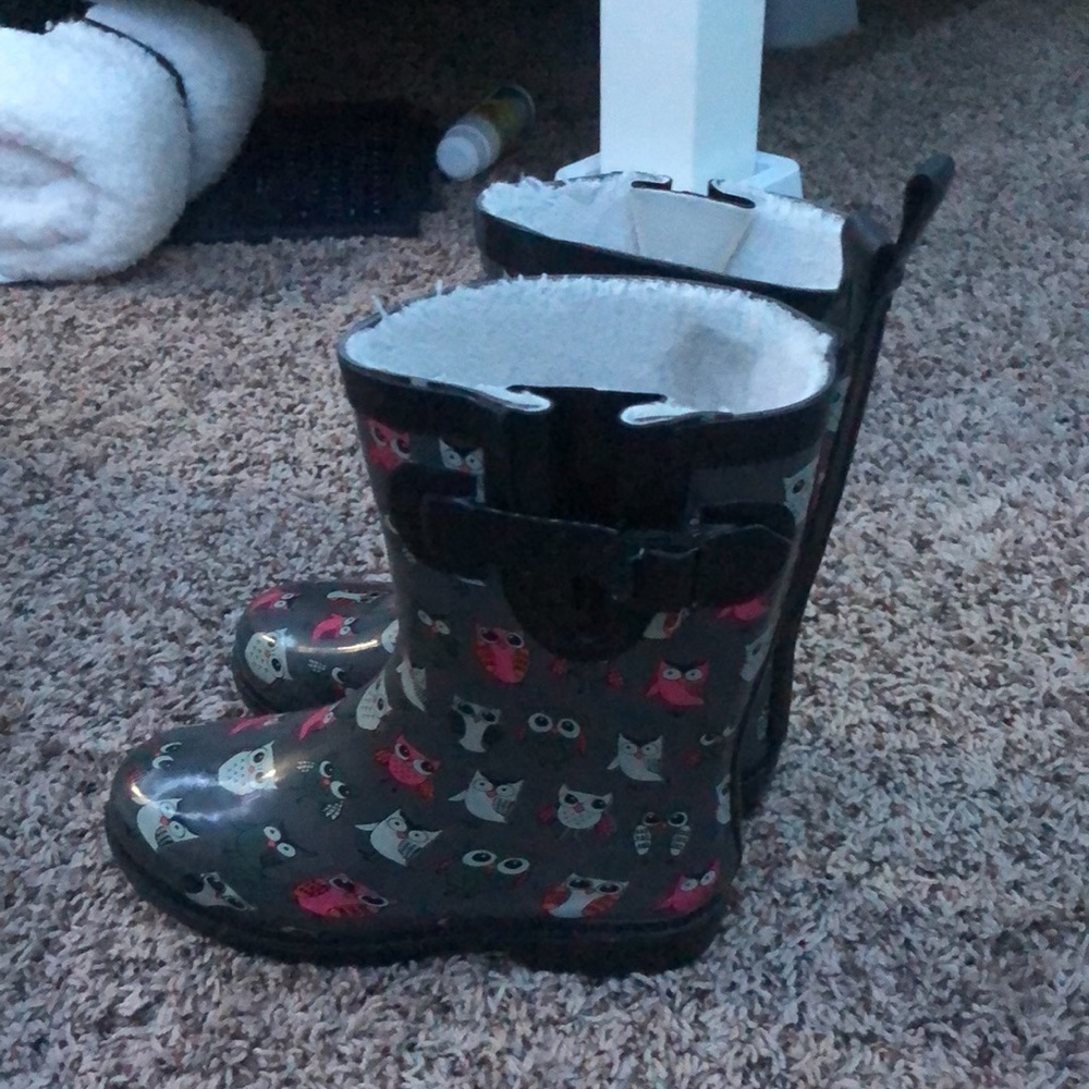 grey rain boots with owls on them. Size US 1-2.